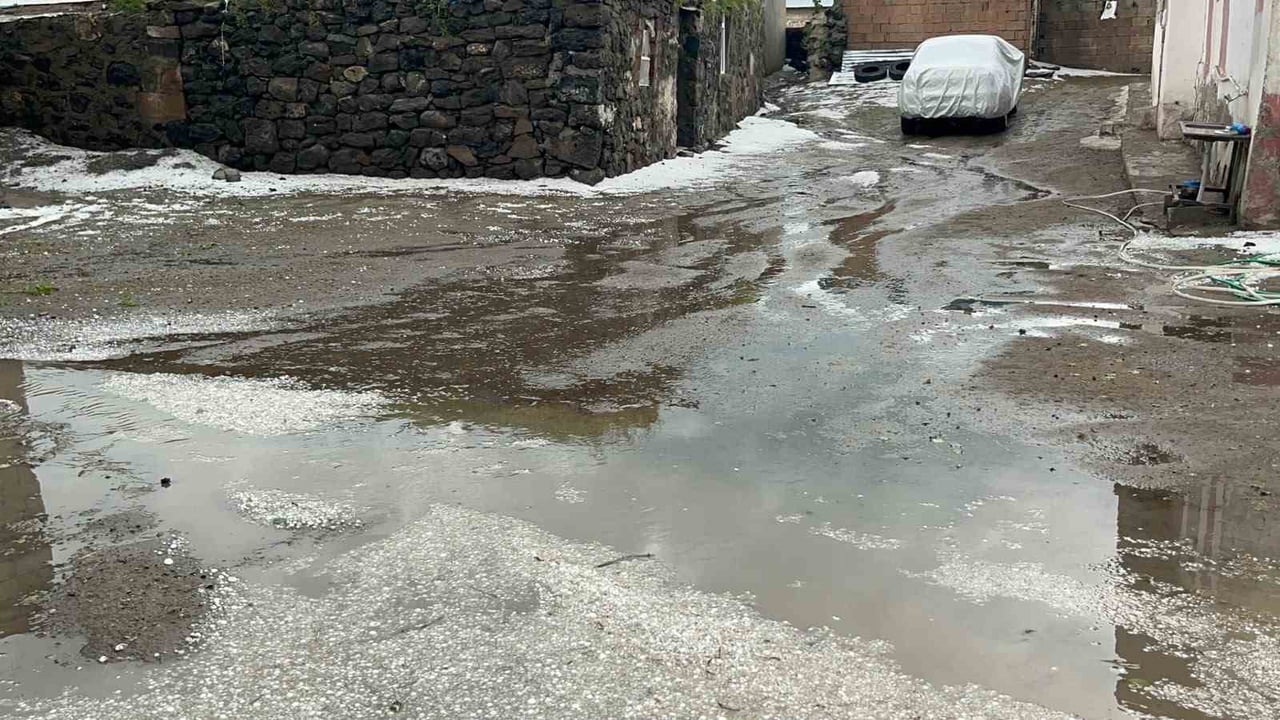 KARS ETKİLİ OLAN FINDIK BÜYÜKLÜĞÜNDEKİ DOLU, TARIM ARAZİLERİNDE ZARARA YOL AÇTI. KISA SÜREDE...