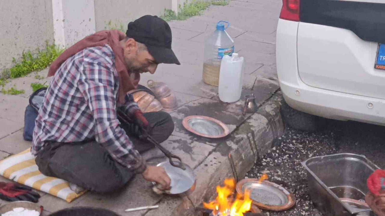KARS SOKAKLARINDA ALIN TERIYLE GEÇIM: KARI-KOCA KALAYCILIK YAPARAK EKMEKLERINI KAZANIYOR(KARS-İHA)