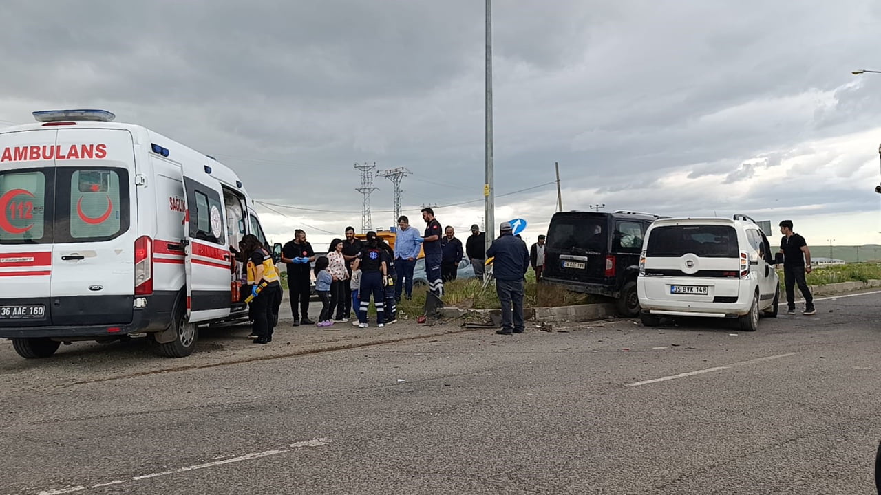 KARS’TA 2 ARAÇ ÇARPIŞTI: 3’Ü ÇOCUK 5 KİŞİ YARALANDI(KARS-İHA)