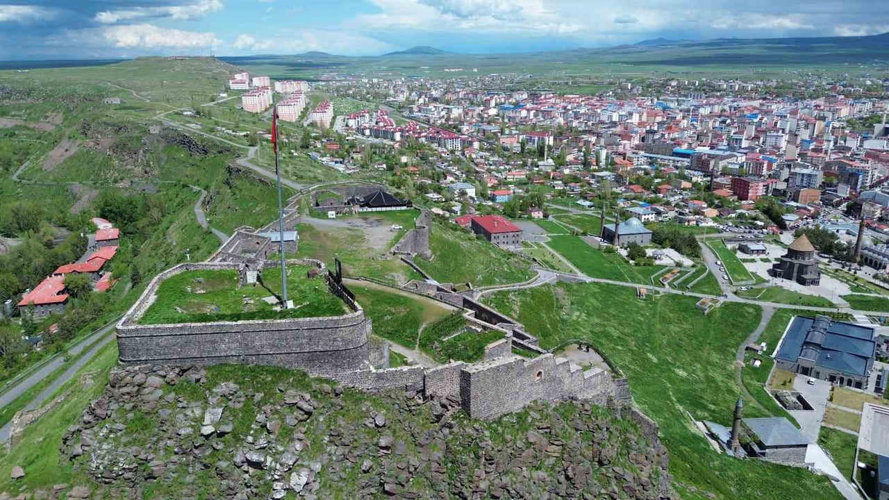 KARS’TA BÖLGESEL KALKINMA HAMLESİ: KAI BÖLGESİ İÇİN 2030 VİZYONU MASAYA YATIRILIYOR. ZENGEZUR...