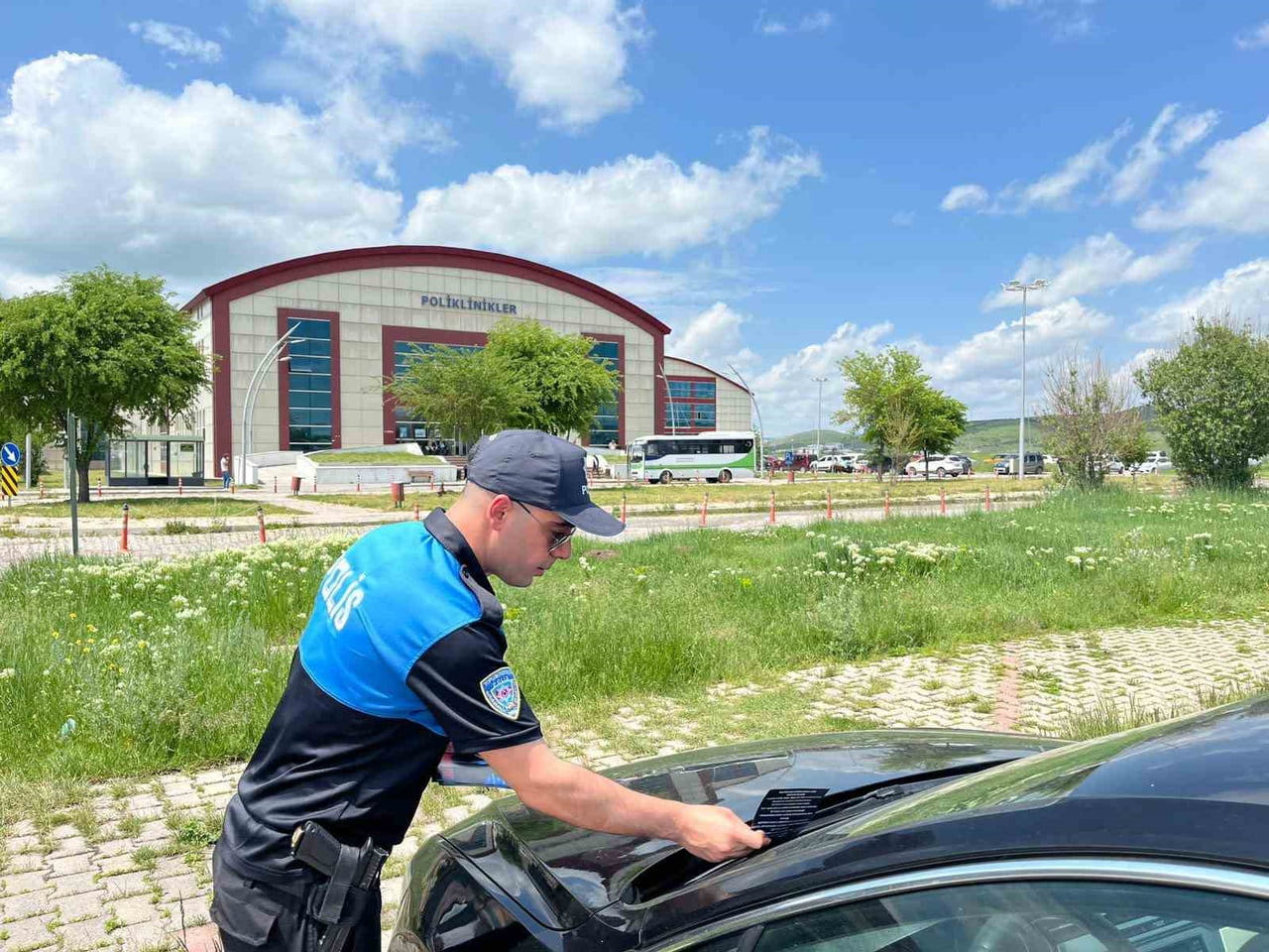 KARS’TA HASTANE OTOPARKLARINDA HIRSIZLIĞA KARŞI POLİS UYARISI(KARS-İHA)