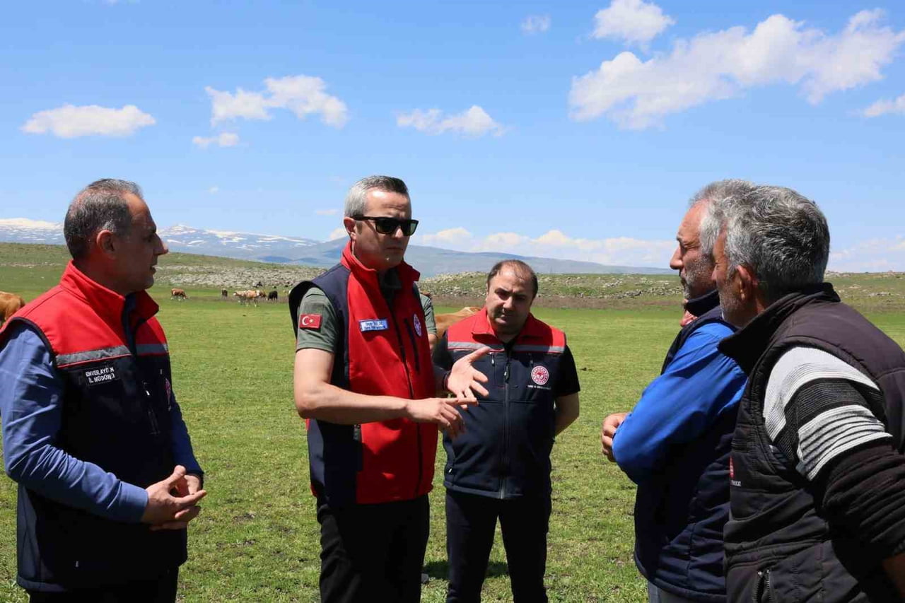 KARS’TA HAYVANCILIĞIN GELECEĞİ MASAYA YATIRILDI(KARS-İHA)