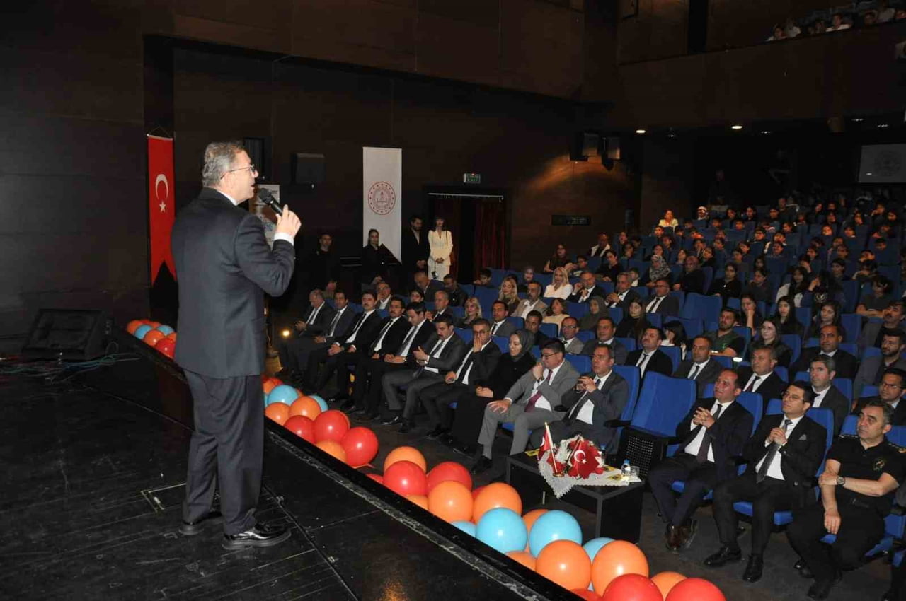 KARS’TA KİTAP SEFERBERLİĞİ: 98 BİN KİTAP OKUNDU, EN ÇOK OKUYAN ÖĞRENCİ VE VELİLER...