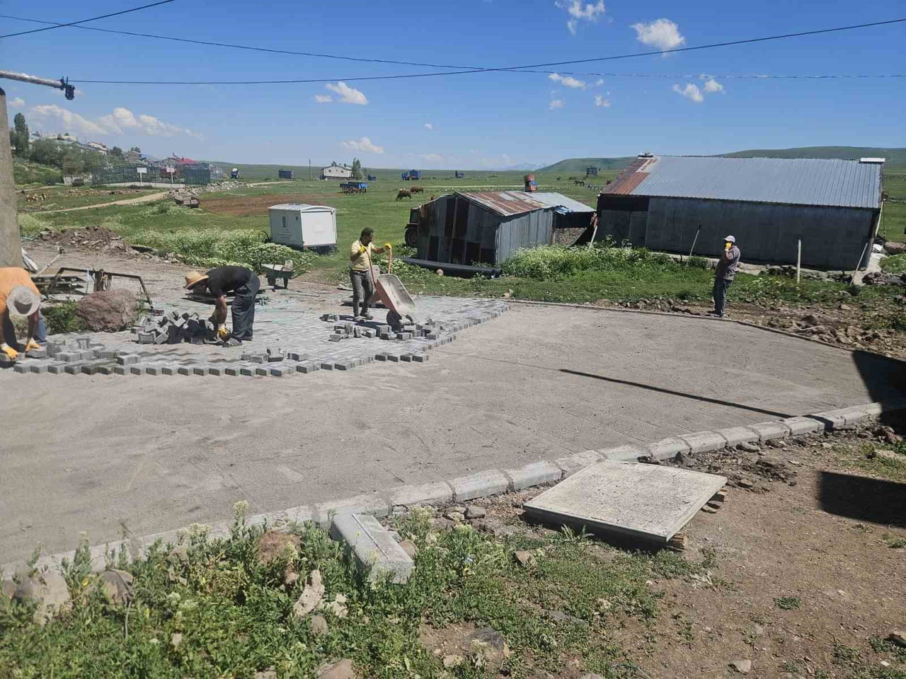 KARS’TA KÖYLERDE KİLİT PARKE TAŞI YOL ÇALIŞMALARI BAŞLADI(KARS-İHA)