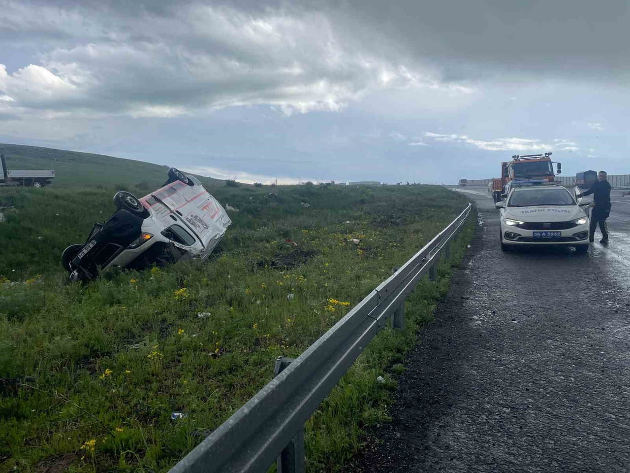KARS’TA TİCARİ ARAÇ ŞARAMPOLE DEVRİLDİ: 1 YARALI(KARS-İHA)