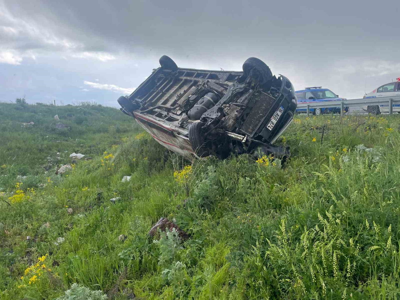 KARS’TA TİCARİ ARAÇ ŞARAMPOLE DEVRİLDİ: 1 YARALI(KARS-İHA)
