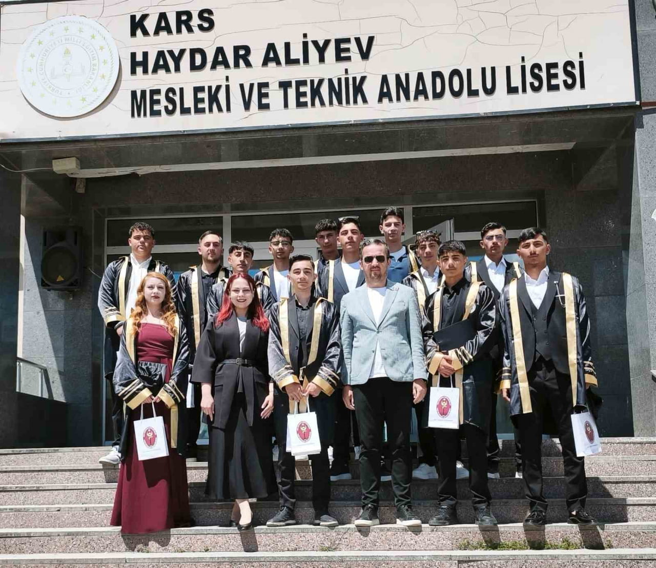 KARS’TA VETERİNER SAĞLIK TEKNİSYENLERİ MEZUNİYET SEVİNCİ YAŞADI(KARS-İHA)