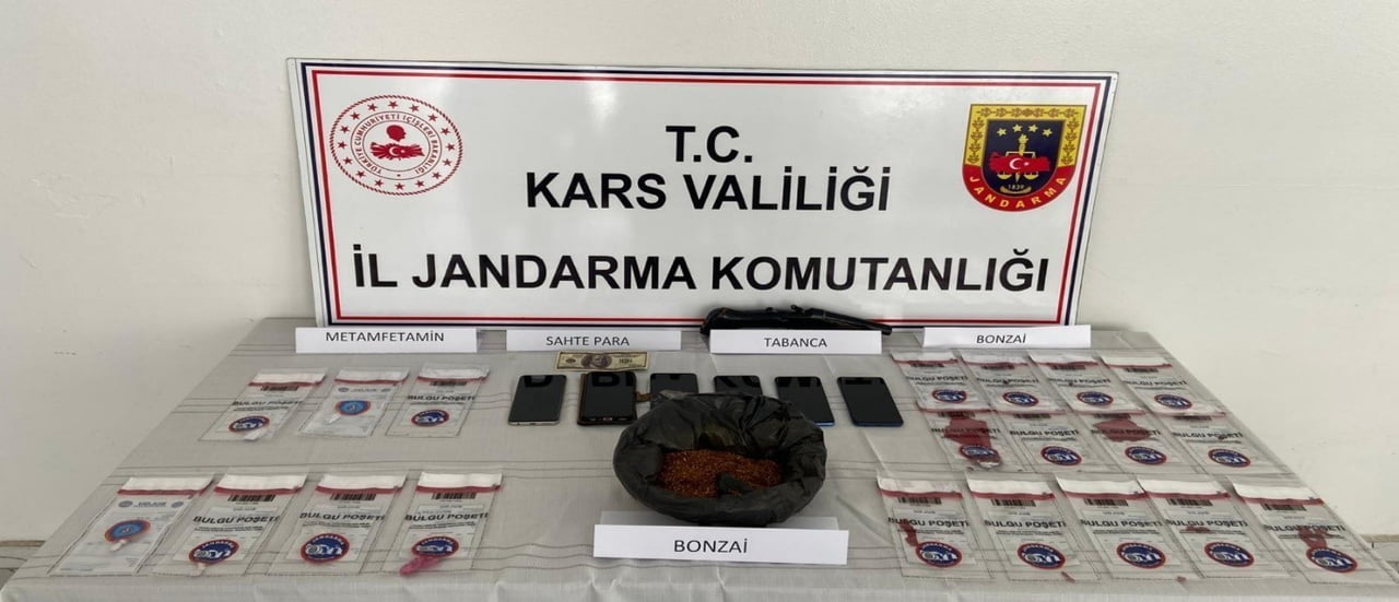 KARS’TA ZEHİR TACİRLERİNE DARBE: 7 TUTUKLAMA, UYUŞTURUCU VE SAHTE DOLAR ELE...