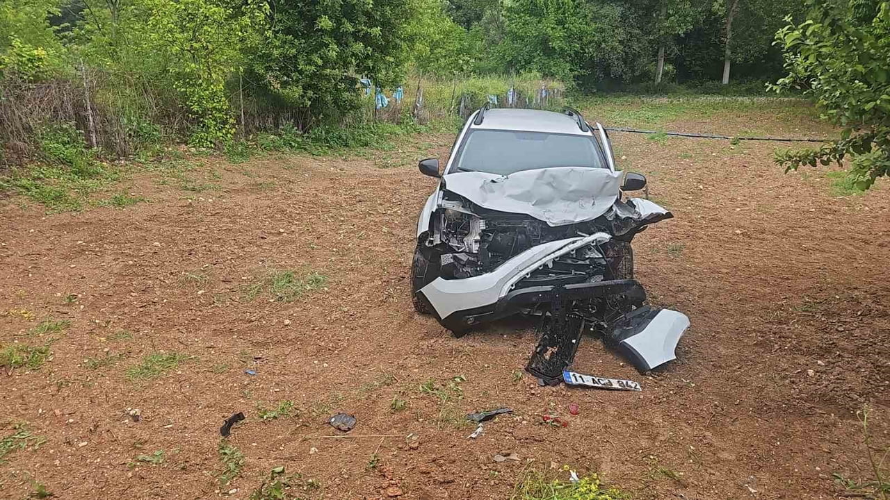 KARŞI ŞERİDE GEÇEN OTOMOBİLLE TIR ÇARPIŞTI: 1 YARALI