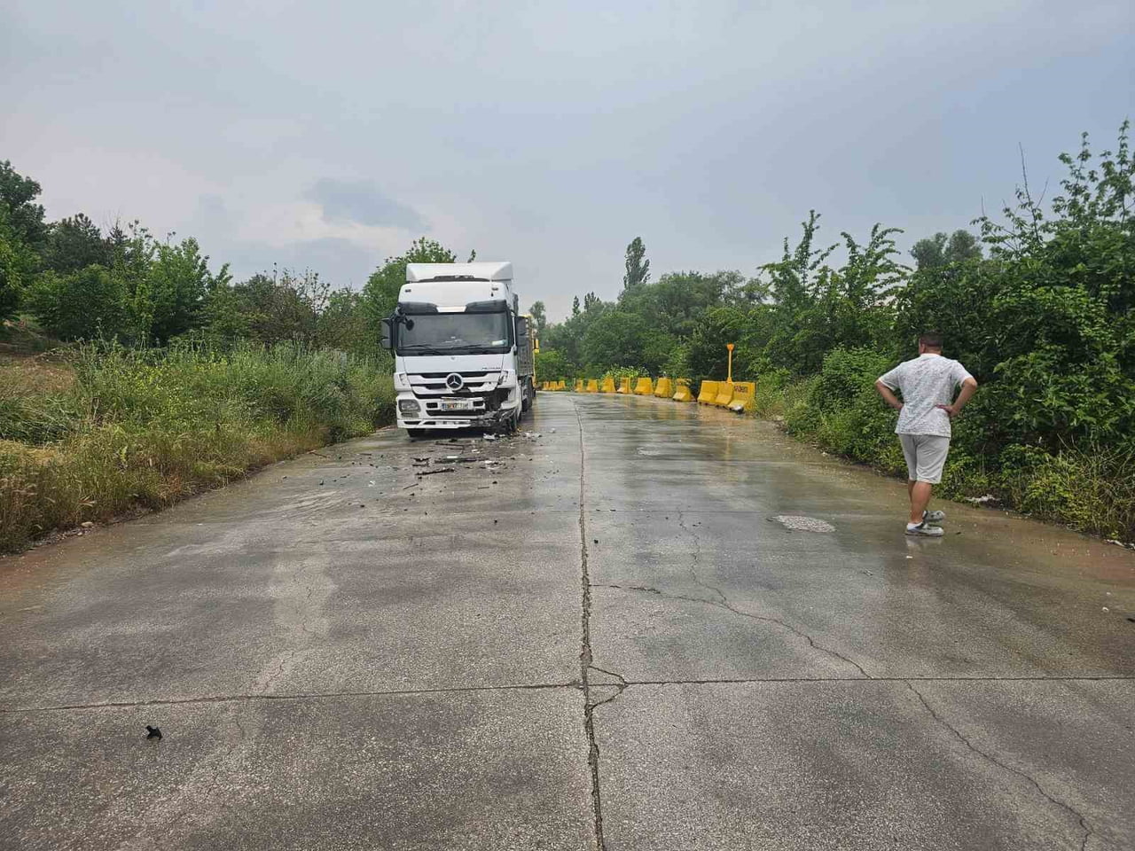 KARŞI ŞERİDE GEÇEN OTOMOBİLLE TIR ÇARPIŞTI: 1 YARALI