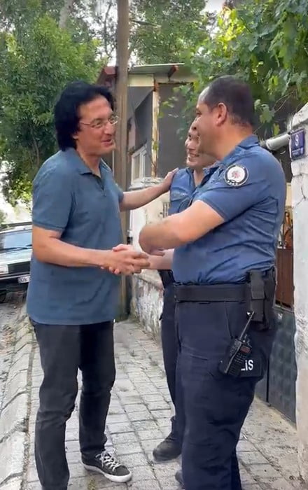 KARŞISINDA POLİS VE İTFAİYE EKİPLERİNİ GÖRÜNCE MAHCUP OLDUĞUNU BELİRTEN ŞAHIS POLİSLERİN ELİNİ...