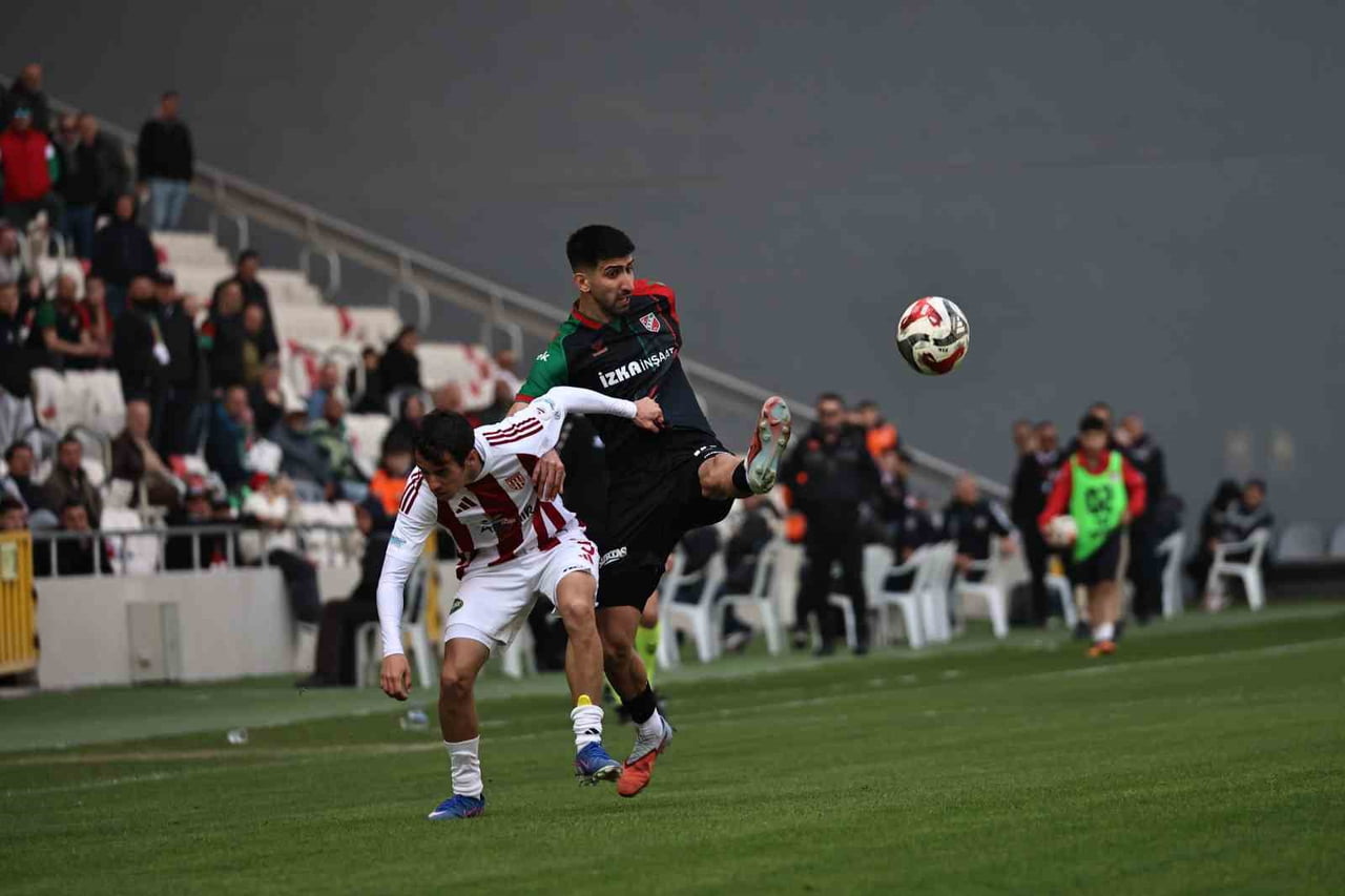 KARŞIYAKA, ERHAN ÖZTÜRK İLE YENİDEN ANLAŞTI