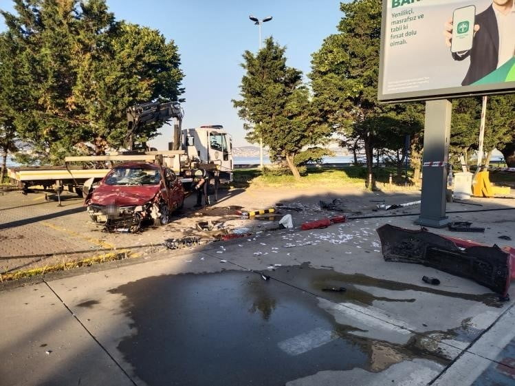KARTAL'DA KONTROLDEN ÇIKAN ARAÇ TAKLA ATTI: 1 YARALI