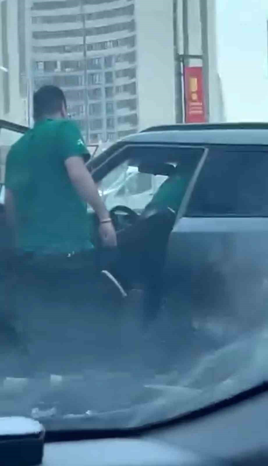 KARTAL'DA MADDİ HASARLI TRAFİK KAZASININ ARDINDAN FOTOĞRAF ÇEKEN TARAFLAR ARASINDA ÇIKAN TARTIŞMA...
