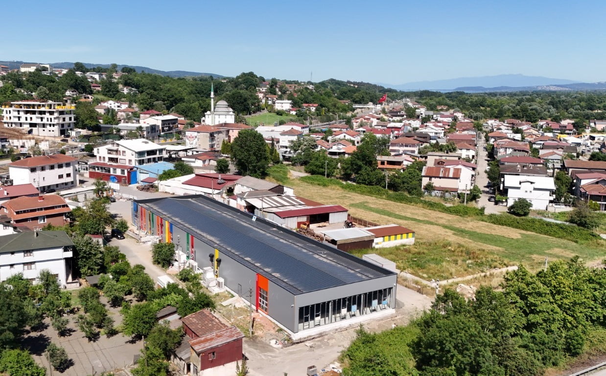 KARTEPE'DE YAPIMI SÜREN SPOR SALONUNDA ÇALIŞMALAR HIZ KESMEDEN DEVAM EDİYOR. ACISU MAHALLESİ'NDE...