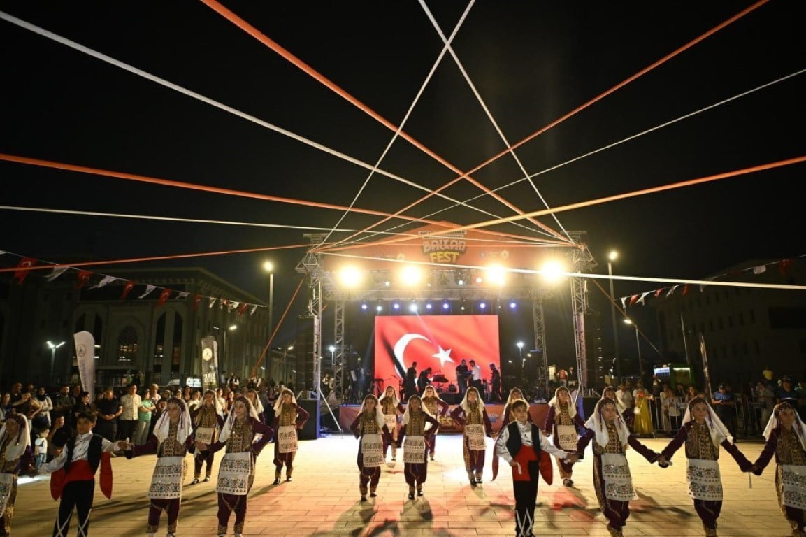 KARTEPE, ULUSLARARASI BALKAN HALK OYUNLARI FESTİVALİ'NE EV SAHİPLİĞİ YAPMAYA HAZIRLANIYOR. KORTEJ...