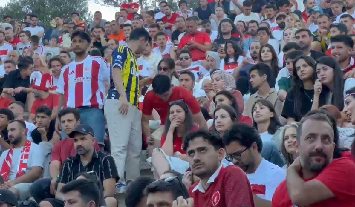 KAŞ KAYMAKAMLIĞI TARAFINDAN DÜZENLENEN DEV EKRAN ETKİNLİĞİNDE TÜRKİYE İLE PARAGUAY ARASINDA...
