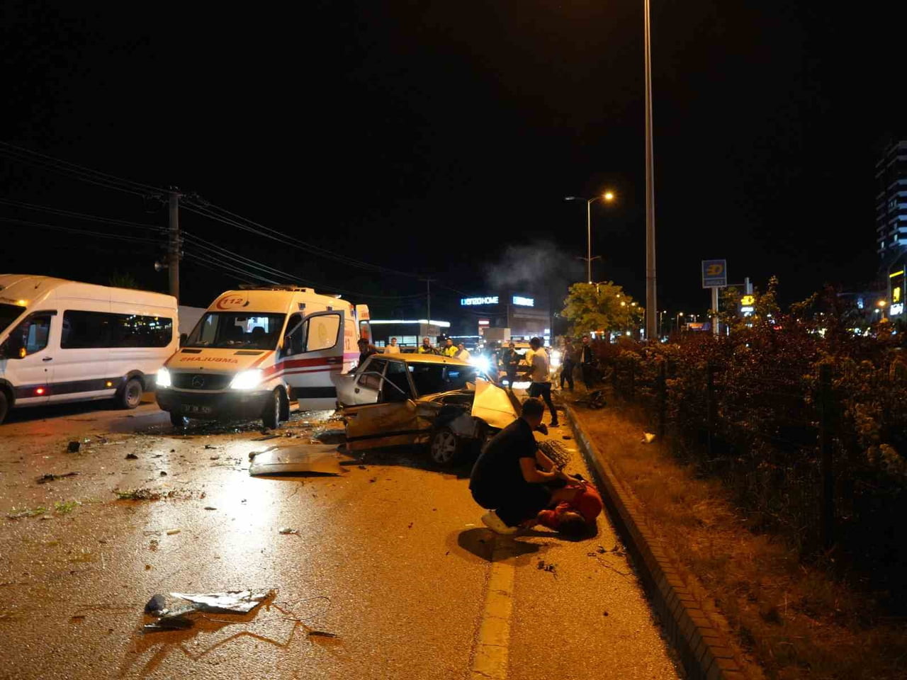 KASTAMONU'DA ALPARSLAN TÜRKEŞ BULVARI ÜZERİNDE REFÜJE ÇARPAN OTOMOBİLDEKİ YARALIYA MÜDAHALE ETMEK...