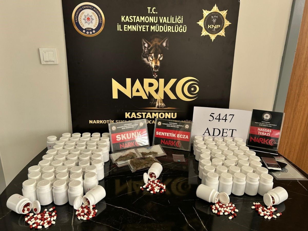 KASTAMONU'DA BİNLERCE SENTETİK ECZA HAPI VE SKUNK MADDESİ İLE YAKALANAN TUTUKLU SANIKLARDAN ÜÇÜ...