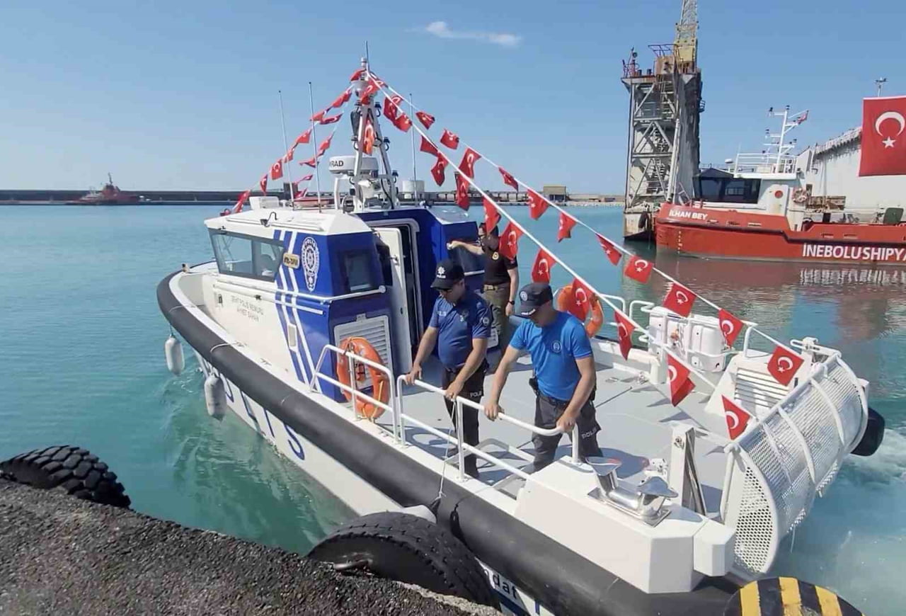 KASTAMONU'DA İL EMNİYET MÜDÜRLÜĞÜ'NE KAZANDIRILAN DENİZ KONTROL BOTU DÜZENLENEN TÖRENLE HİZMETE...