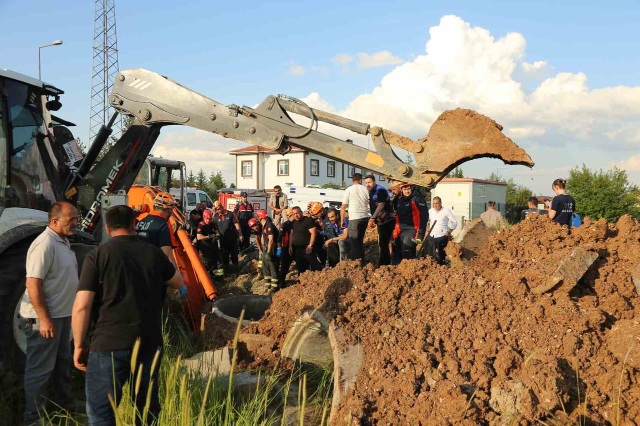 KASTAMONU'DA KANALİZASYON ÇALIŞMASI SIRASINDA BİR İŞÇİ TOPRAK ALTINDA KALDI. EKİPLER TARAFINDAN...