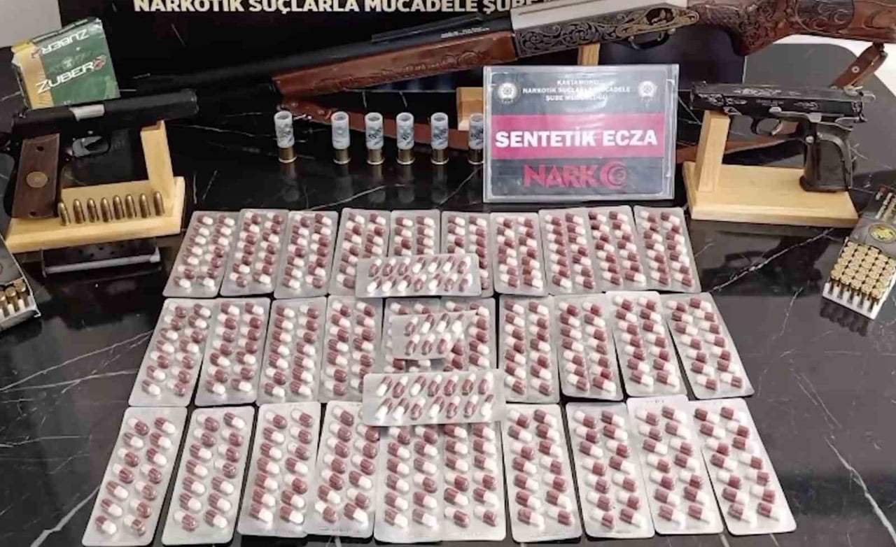 KASTAMONU'DA POLİS EKİPLERİNCE GERÇEKLEŞTİRİLEN OPERASYONDA 470 ADET SENTETİK ECZA HAPI  ELE...