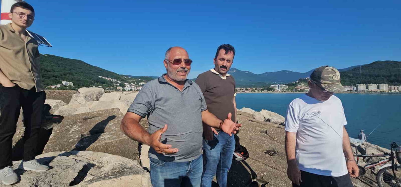 KASTAMONU'NUN CİDE İLÇESİNDE 10 DAKİKA BOYUNCA DENİZİN KABARMASI BALIK TUTAN VATANDAŞLARA PANİK...