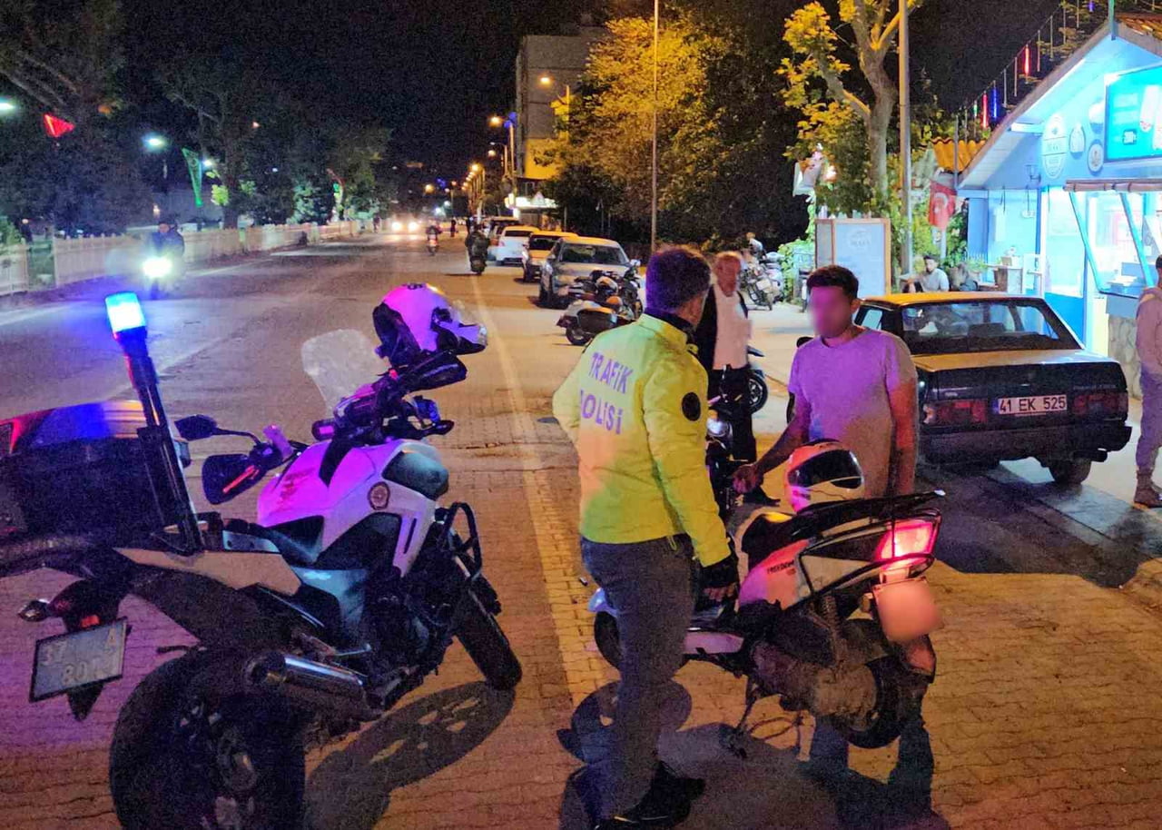 KASTAMONU'NUN CİDE İLÇESİNDE ABART EGZOZ SEBEBİYLE GÜRÜLTÜ KİRLİLİĞİNE SEBEP OLAN MOTOSİKLET...
