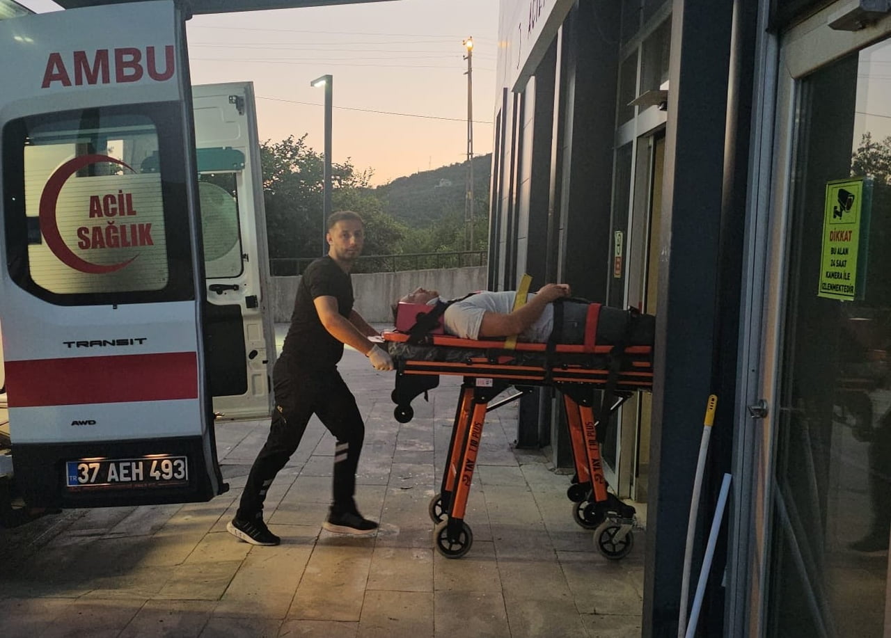 KASTAMONU'NUN CİDE İLÇESİNDE ANİDEN YOLA ATLAYAN YAYA ÇARPAN MOTOSİKLETİN SÜRÜCÜSÜ DÜŞEREK...