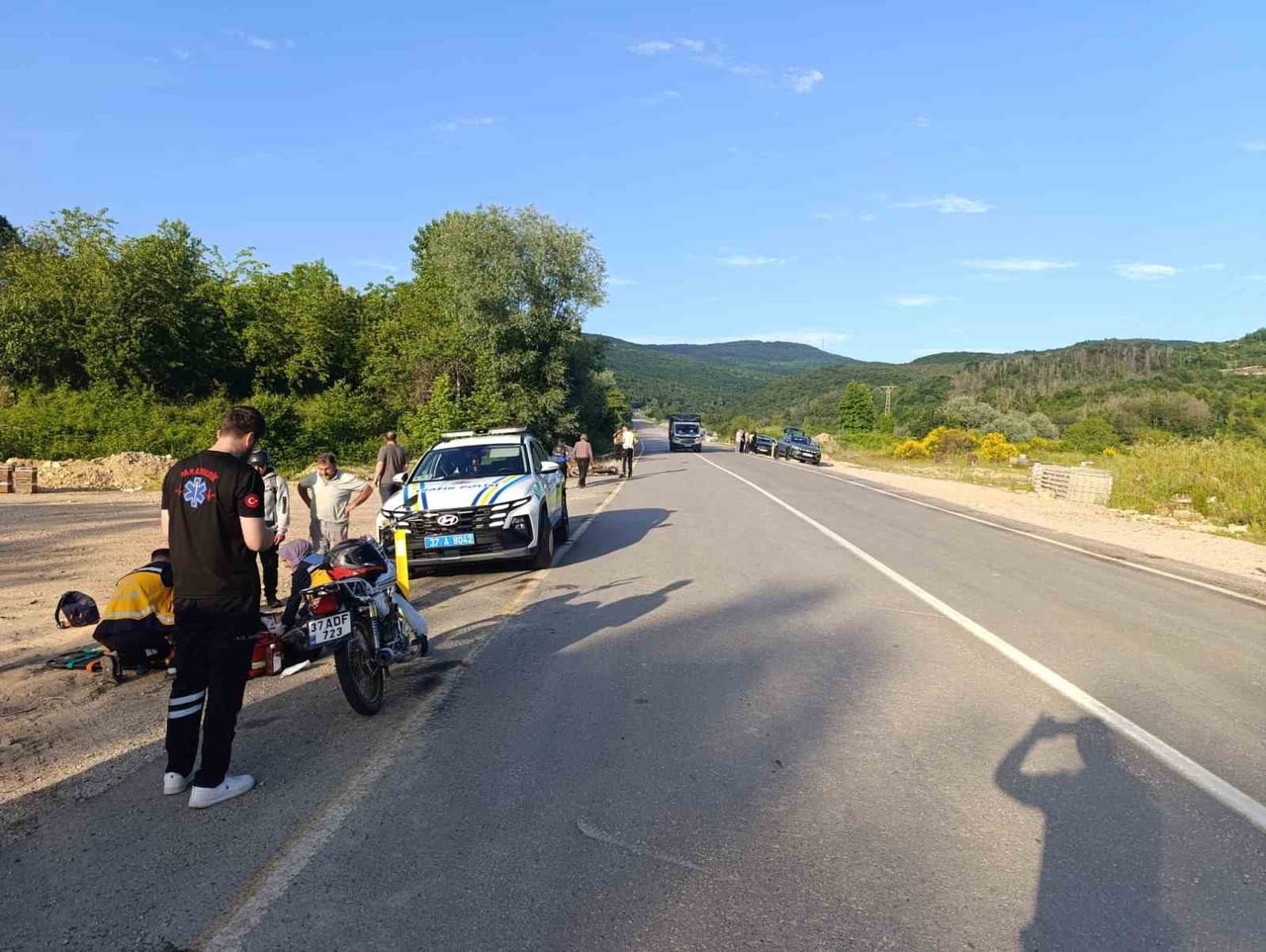 KASTAMONU'NUN CİDE İLÇESİNDE SEYİR HALİNDEYKEN ÇARPIŞAN MOTOSİKLETLERDEN DÜŞEN 2 SÜRÜCÜ...