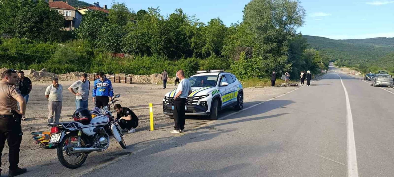 KASTAMONU'NUN CİDE İLÇESİNDE SEYİR HALİNDEYKEN ÇARPIŞAN MOTOSİKLETLERDEN DÜŞEN 2 SÜRÜCÜ...