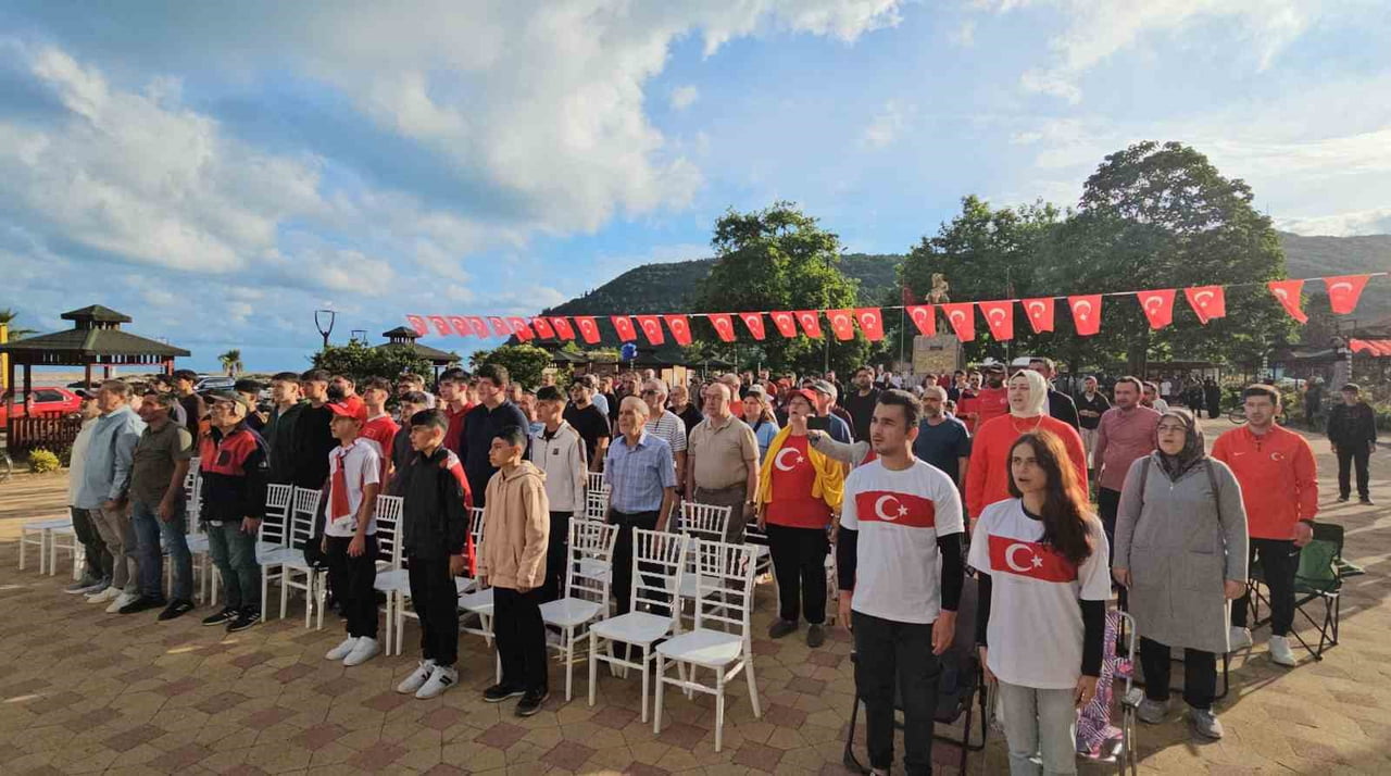 KASTAMONU'NUN CİDE İLÇESİNDE VATANDAŞLAR, A MİLLİ FUTBOL TAKIMI'NIN 2026 DÜNYA KUPASI'NDAKİ İLK...