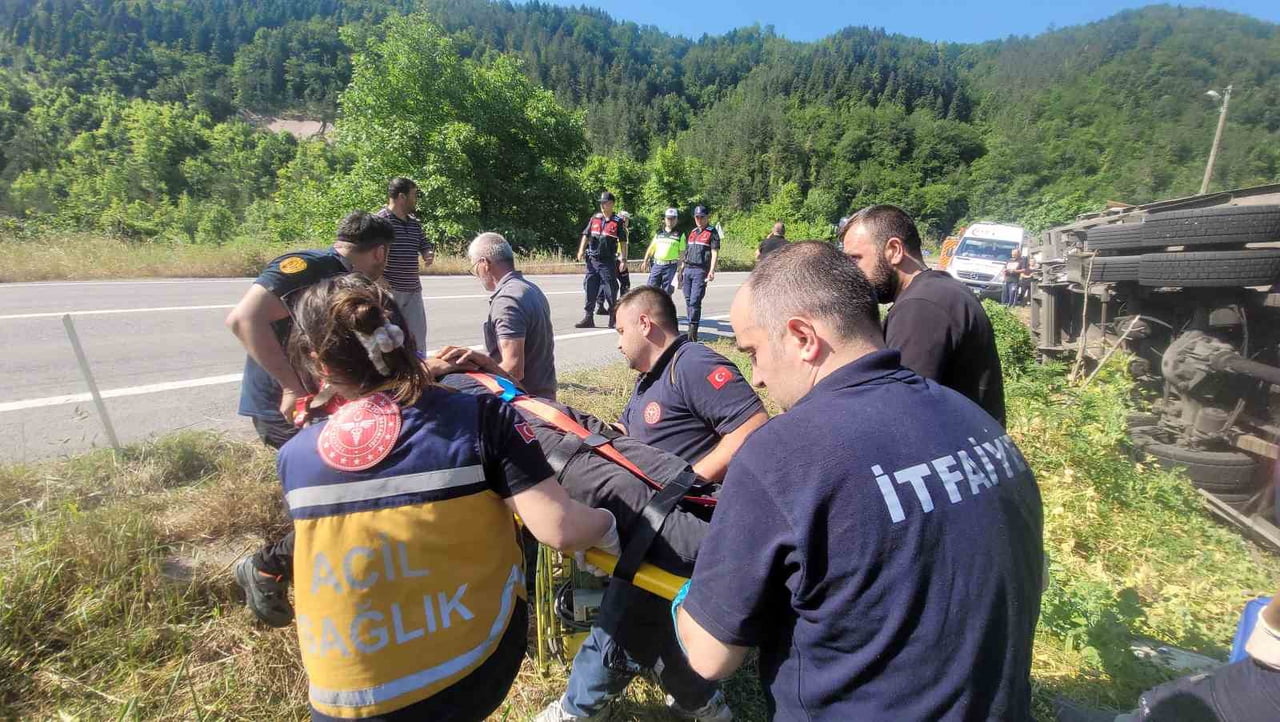 KASTAMONU'NUN İNEBOLU İLÇESİNDE FRENİ BOŞALMASI NETİCESİNDE DEVRİLEN KAMYONUN SÜRÜCÜSÜ ARAÇTA...