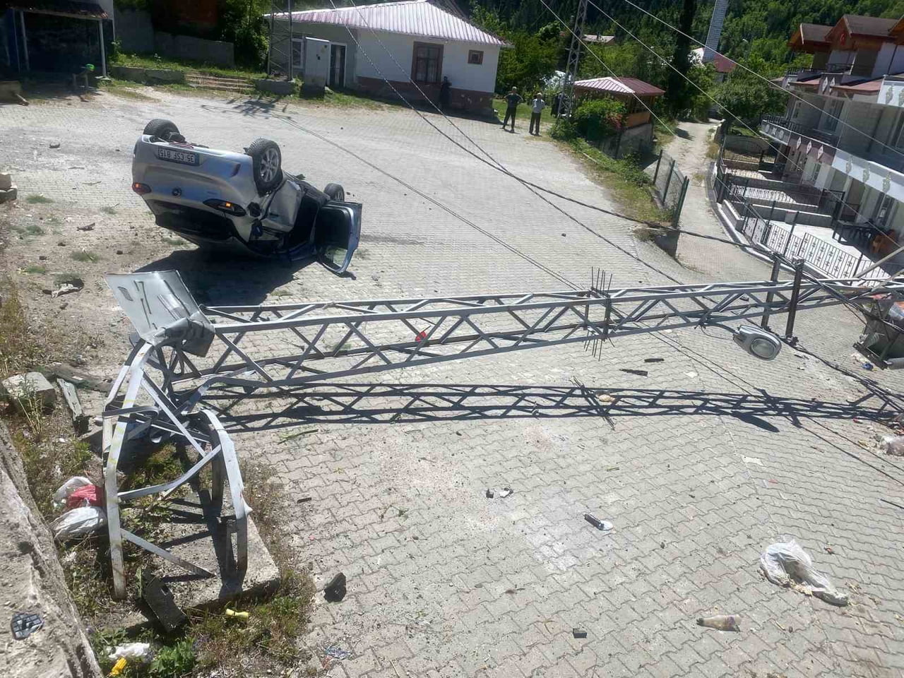 KASTAMONU'NUN KÜRE İLÇESİNDE OTOMOBİLİN TAKLA ATARAK AYDINLATMA DİREĞİNE ÇARPTIĞI KAZADA 1 KİŞİ...