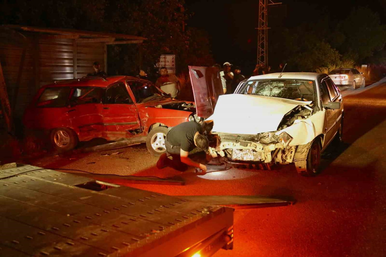 KASTAMONU'NUN TAŞKÖPRÜ İLÇESİNDE İKİ OTOMOBİLİN ÇARPIŞMASI NETİCESİNDE MEYDANA GELEN KAZADA 8 KİŞİ...