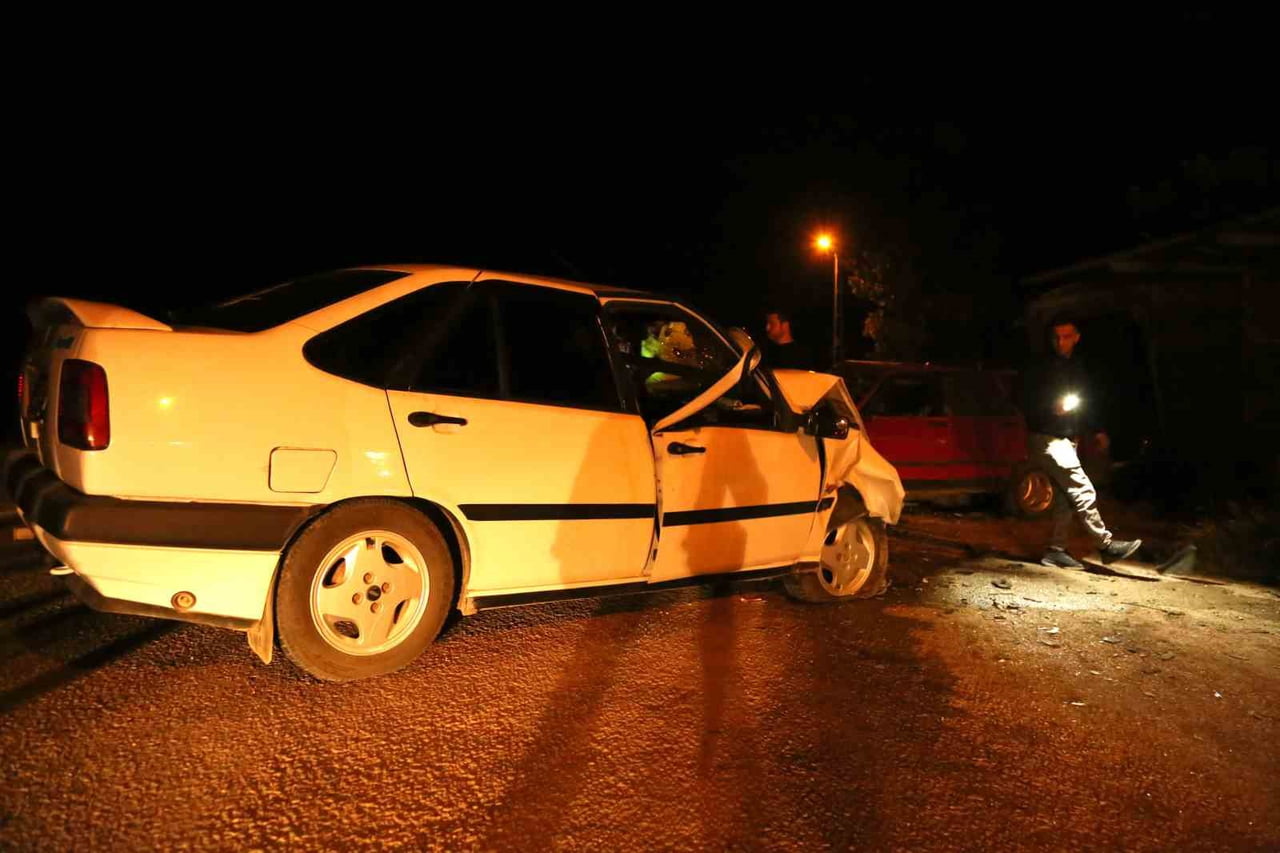 KASTAMONU'NUN TAŞKÖPRÜ İLÇESİNDE İKİ OTOMOBİLİN ÇARPIŞMASI NETİCESİNDE MEYDANA GELEN KAZADA 8 KİŞİ...