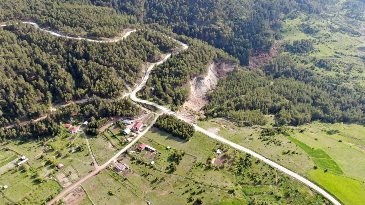 KASTAMONU'NUN TOSYA İLÇESİNDE KÖMÜR MADENİ ARAMA KAZISI SIRASINDA OLUŞAN HEYELANLAR, KÖYLERE KADAR...