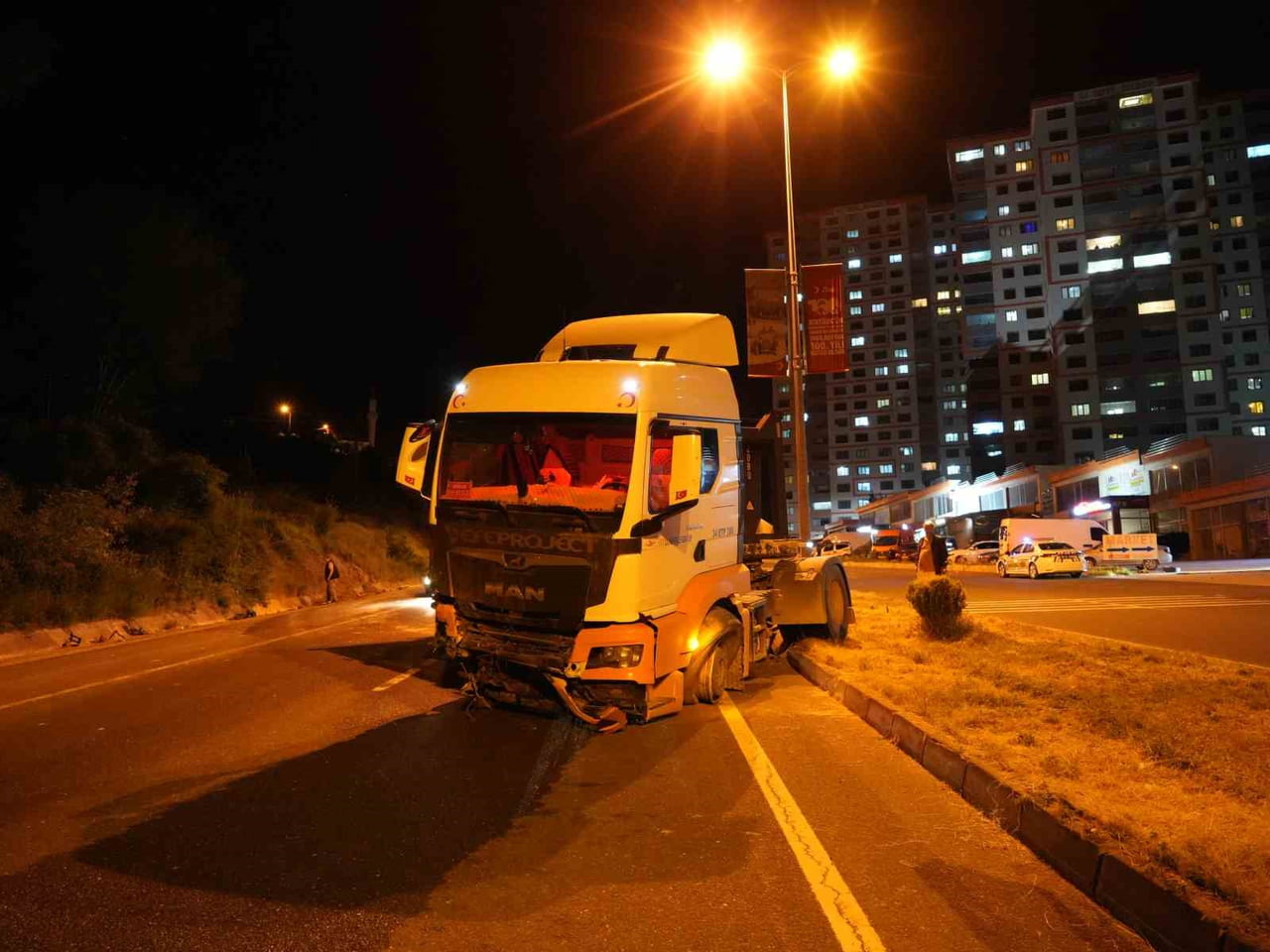 KASTAMONU-ANKARA KARA YOLU ÜZERİNDE LASTİĞİNİN PATLAMASI ÜZERİNE KONTROLDEN ÇIKAN TIR, ÖNCE SU...