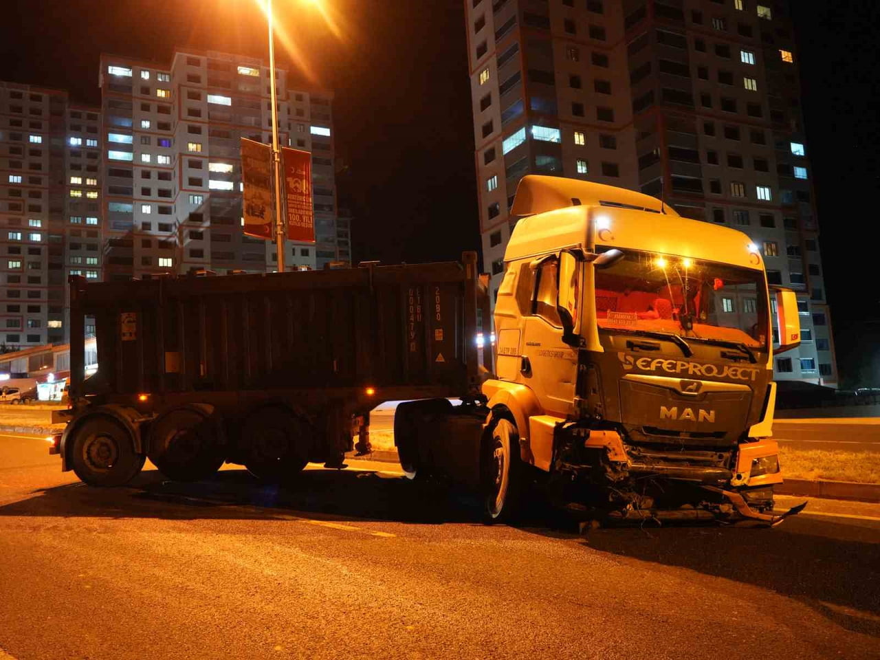 KASTAMONU-ANKARA KARA YOLU ÜZERİNDE LASTİĞİNİN PATLAMASI ÜZERİNE KONTROLDEN ÇIKAN TIR, ÖNCE SU...