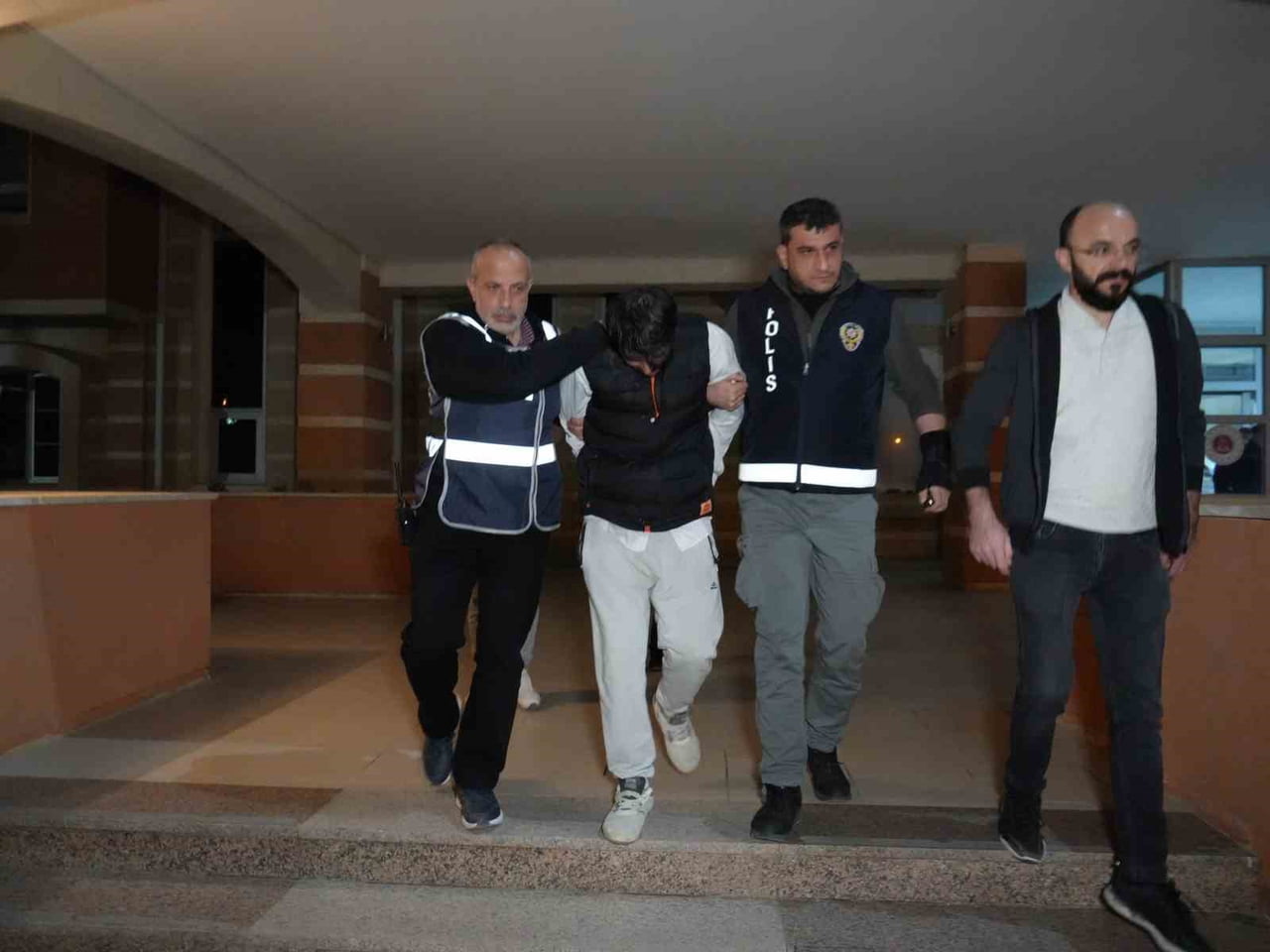 KASTAMONU’DA 8 AYLIK HAMİLE EŞİNİ ÖLDÜRDÜKTEN SONRA YAKLAŞIK 10 GÜN 1,5 YAŞINDAKİ ÇOCUĞUYLA...