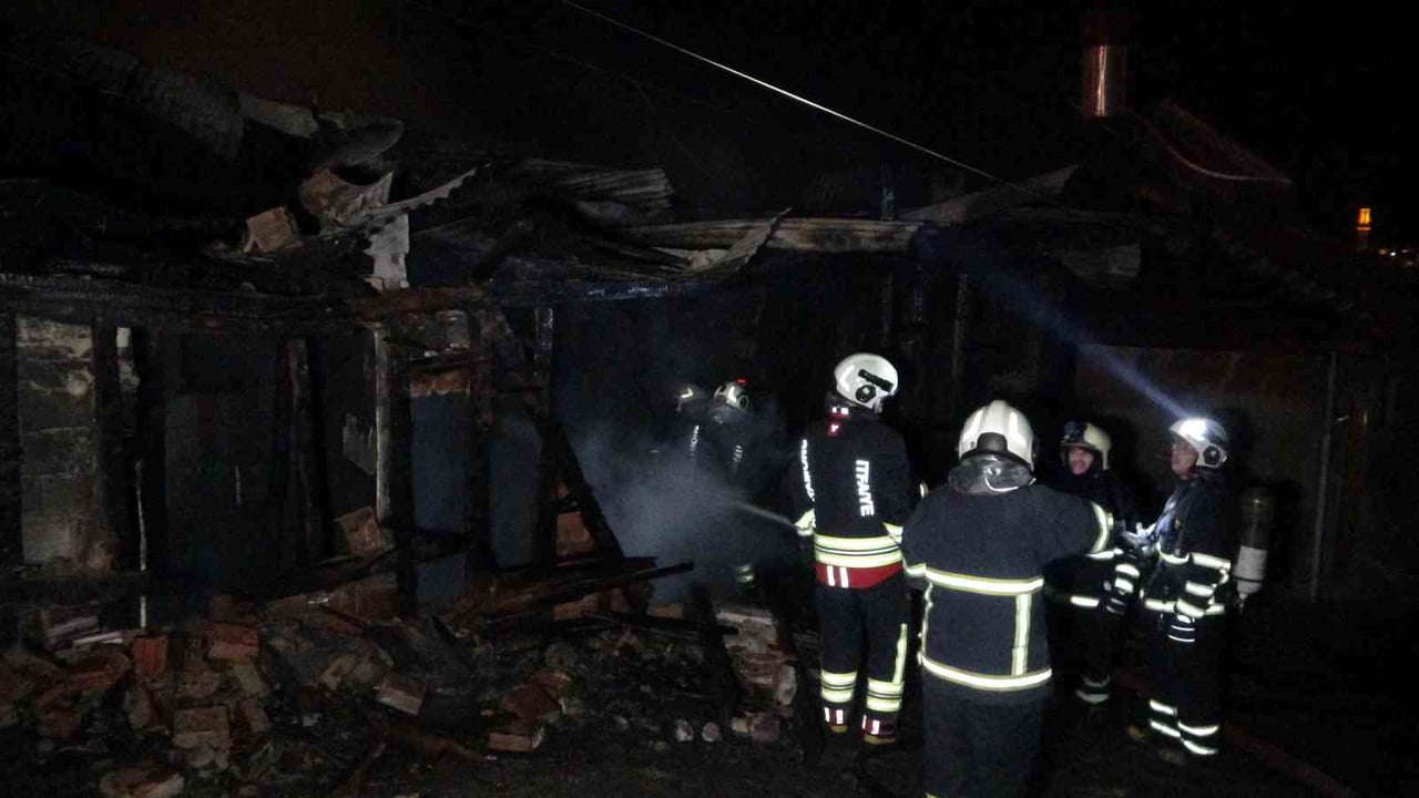KASTAMONU’DA İKİ KATLI AHŞAP EVDE YANGIN ÇIKTI. ÇIKAN YANGIN İTFAİYE EKİPLERİNCE DİĞER YAPILARA...