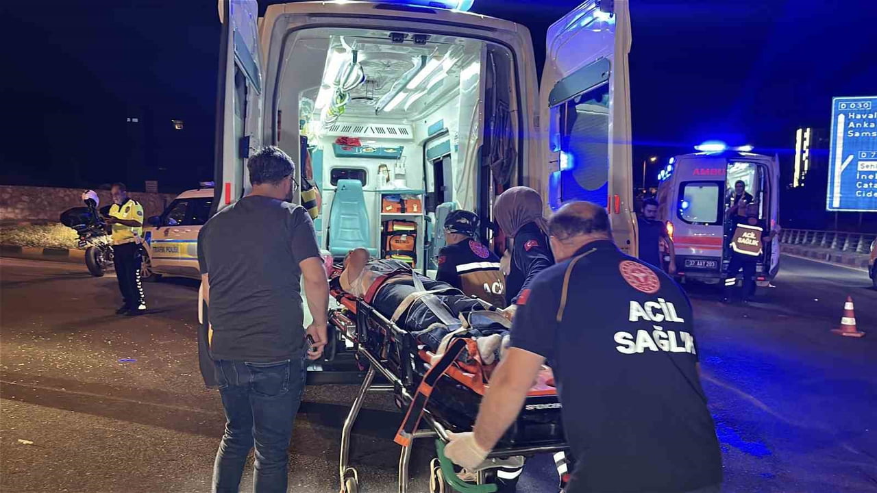 KASTAMONU’DA KAVŞAK İÇERİSİNDE İKİ OTOMOBİL ÇARPIŞTI. KAZADA ARAÇLARDAN BİRİ SAVRULARAK REFÜJDE...