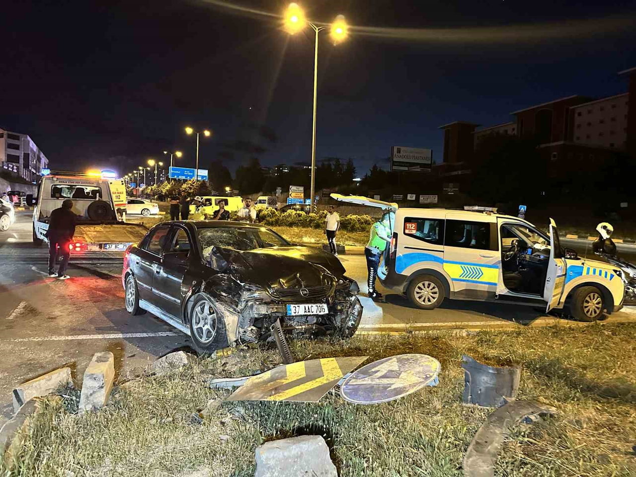 KASTAMONU’DA KAVŞAK İÇERİSİNDE İKİ OTOMOBİL ÇARPIŞTI. KAZADA ARAÇLARDAN BİRİ SAVRULARAK REFÜJDE...