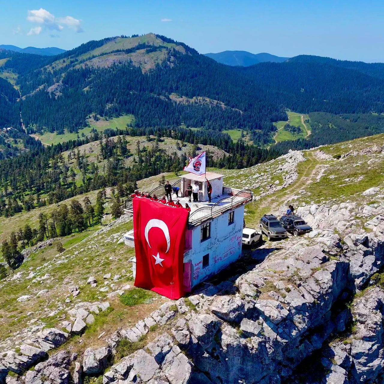 KASTAMONU’DA OFF-ROAD KULÜBÜ ÜYELERİ, BİN 850 RAKIMDA BULUNAN YANGIN GÖZETLEME KULESİNİ ZİYARET...