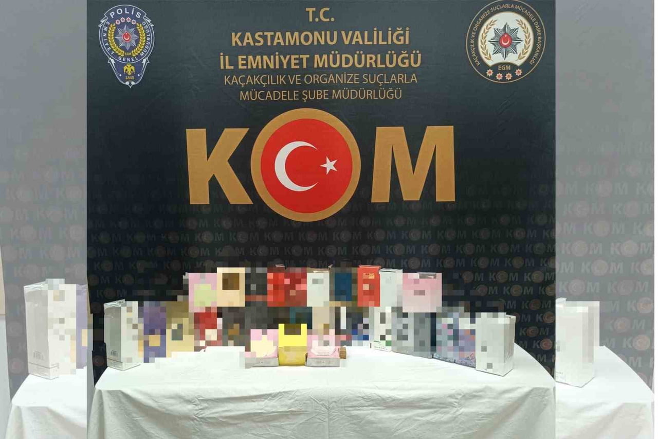 KASTAMONU’DA POLİS EKİPLERİNCE GERÇEKLEŞTİRİLEN KAÇAKÇILIK OPERASYONUNDA GÜMRÜK KAÇAĞI CEP...