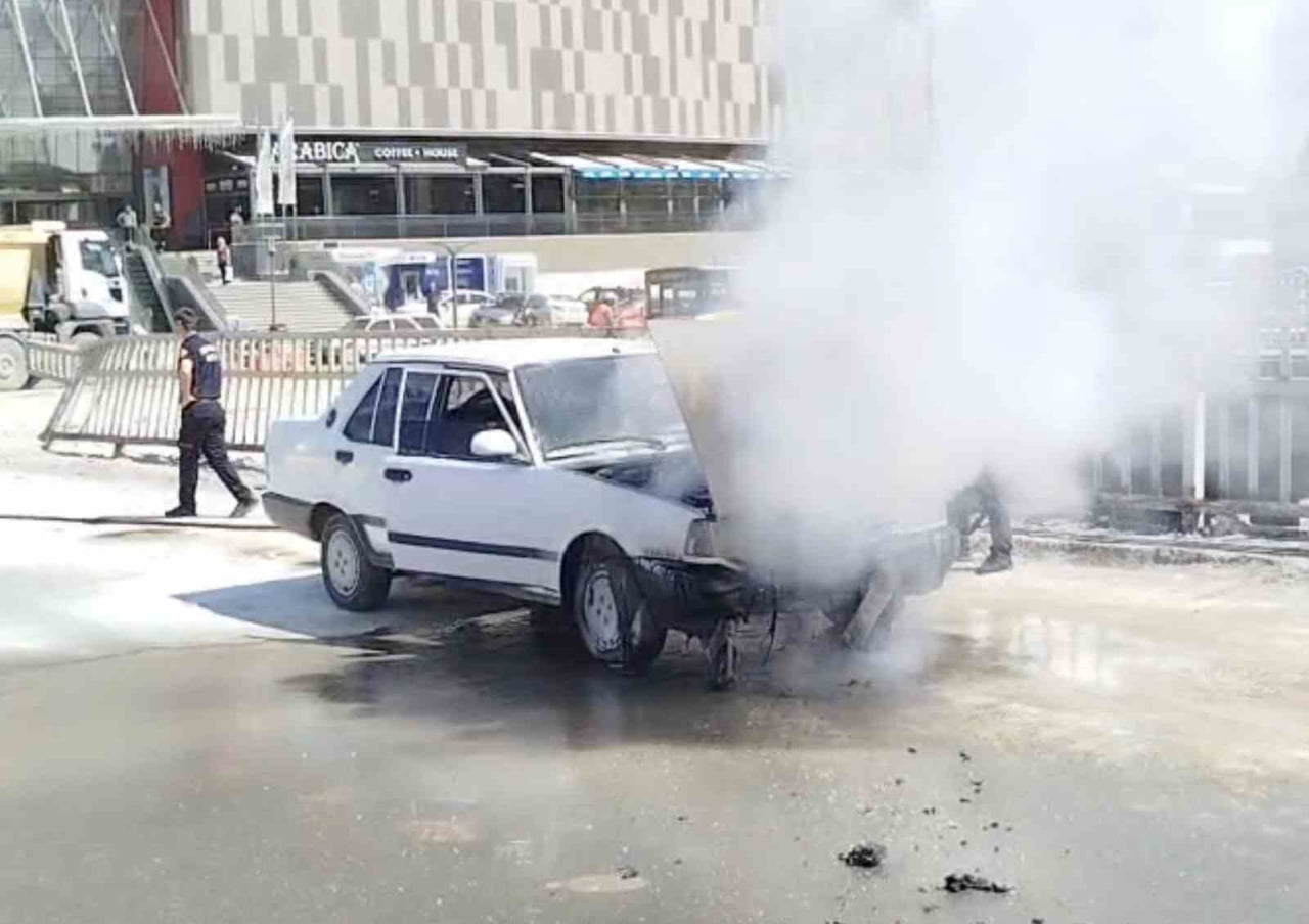 KASTAMONU’DA SEYİR HALİNDEKİ OTOMOBİLDE ÇIKAN YANGIN İTFAİYE EKİPLERİ TARAFINDAN...