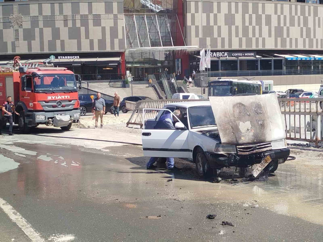KASTAMONU’DA SEYİR HALİNDEKİ OTOMOBİLDE ÇIKAN YANGIN İTFAİYE EKİPLERİ TARAFINDAN...