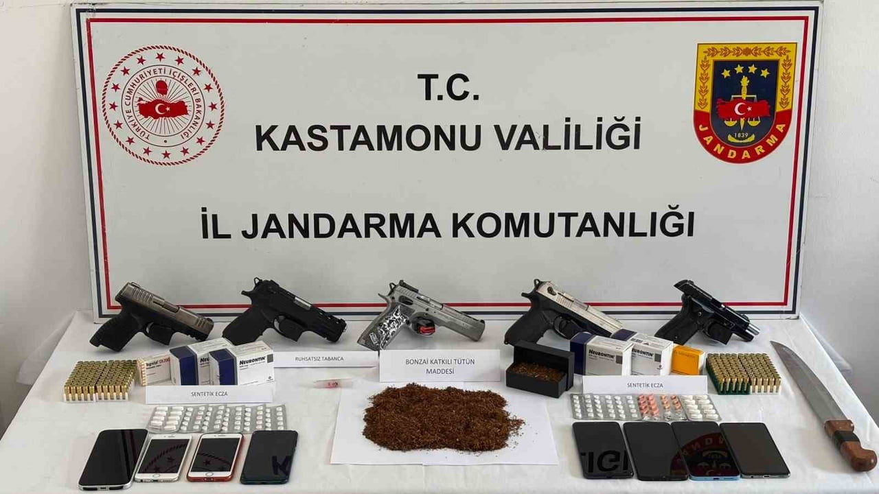 KASTAMONU İL JANDARMA KOMUTANLIĞI EKİPLERİNCE İKİ İLÇEDE 8 AYRI ADRESE DÜZENLENEN UYUŞTURUCU...