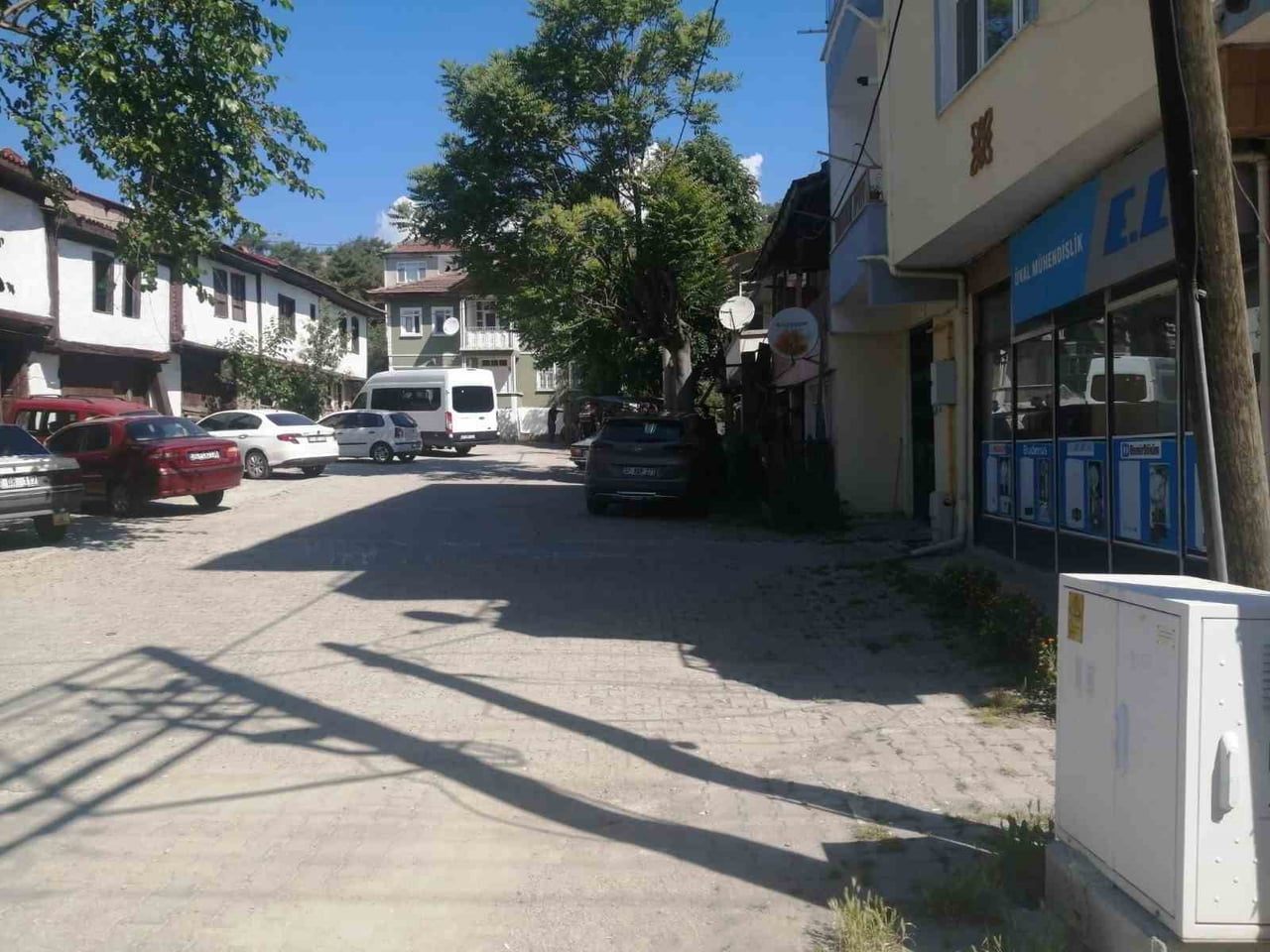 KASTAMONU İL JANDARMA KOMUTANLIĞI EKİPLERİNCE, KASTAMONU’NUN HANÖNÜ İLÇESİNDE ÜÇ AYRI ADRESE...