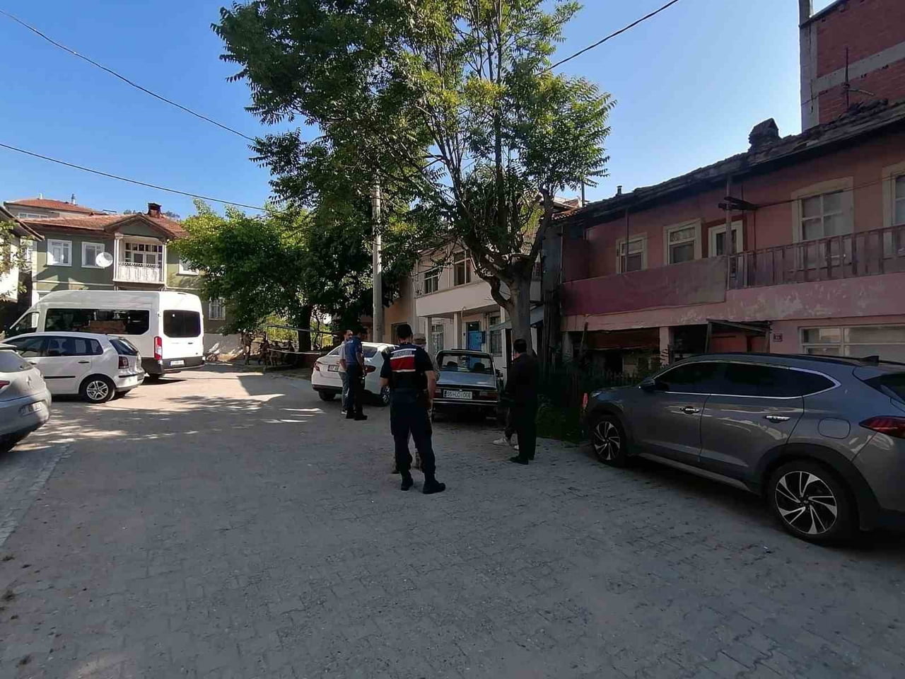 KASTAMONU İL JANDARMA KOMUTANLIĞI EKİPLERİNCE, KASTAMONU’NUN HANÖNÜ İLÇESİNDE ÜÇ AYRI ADRESE...